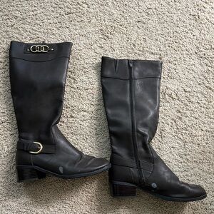 WHIT Black Heeled Boots with Sleek Leather Finish